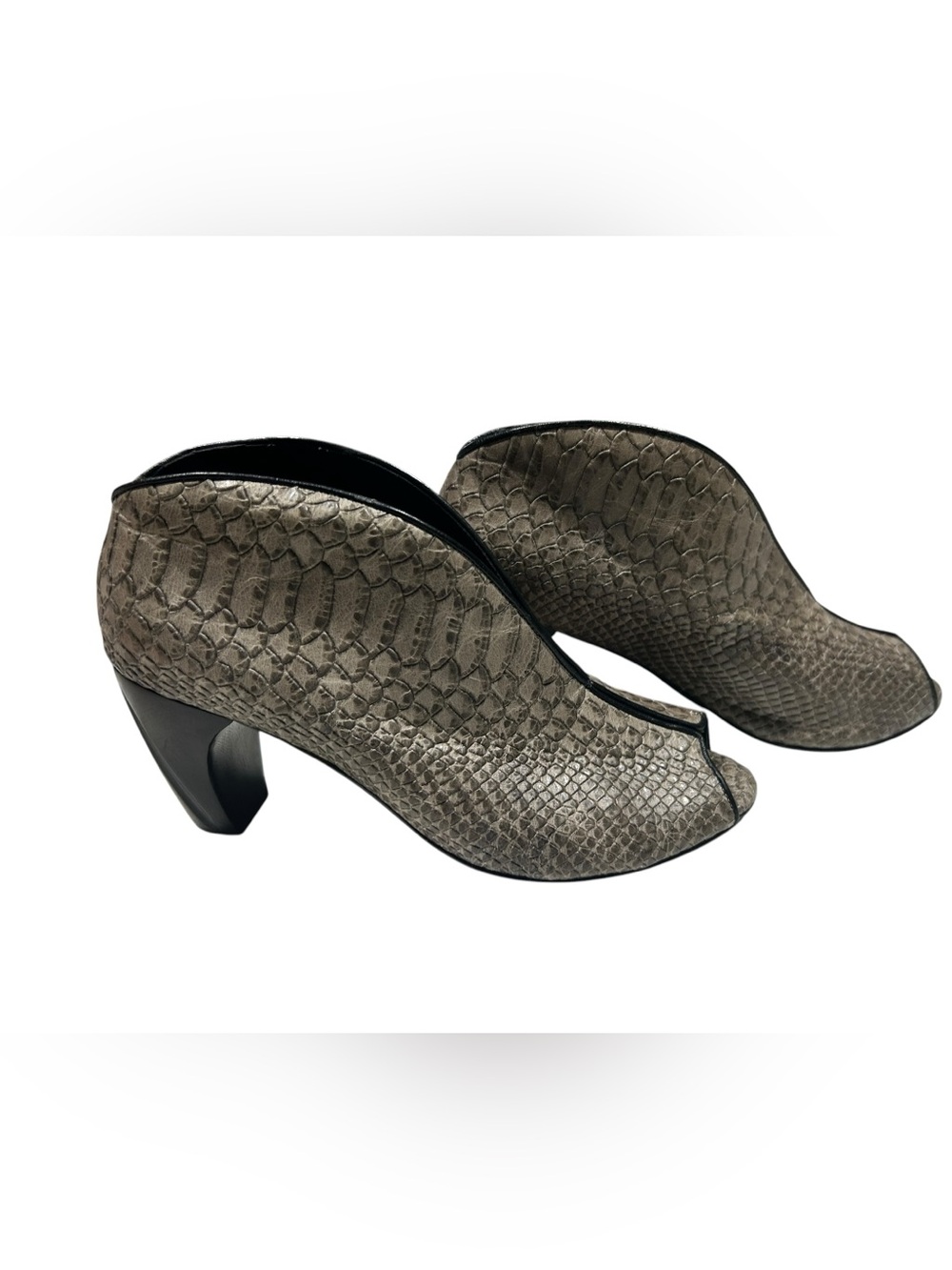 Salpy Geneva grey lizard booties, size 8